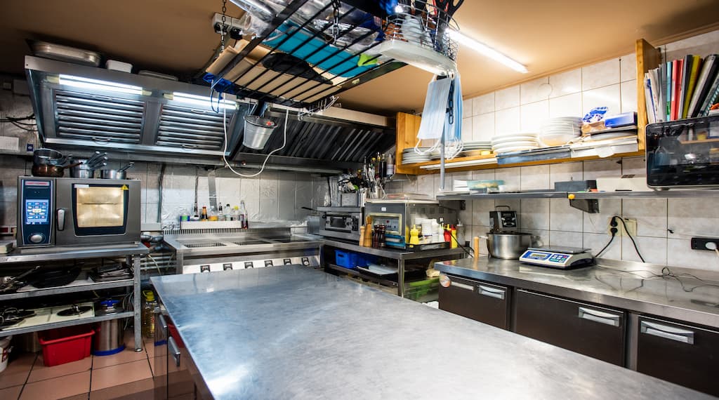 Commercial Kitchen Shelving: Functionality and Aesthetic